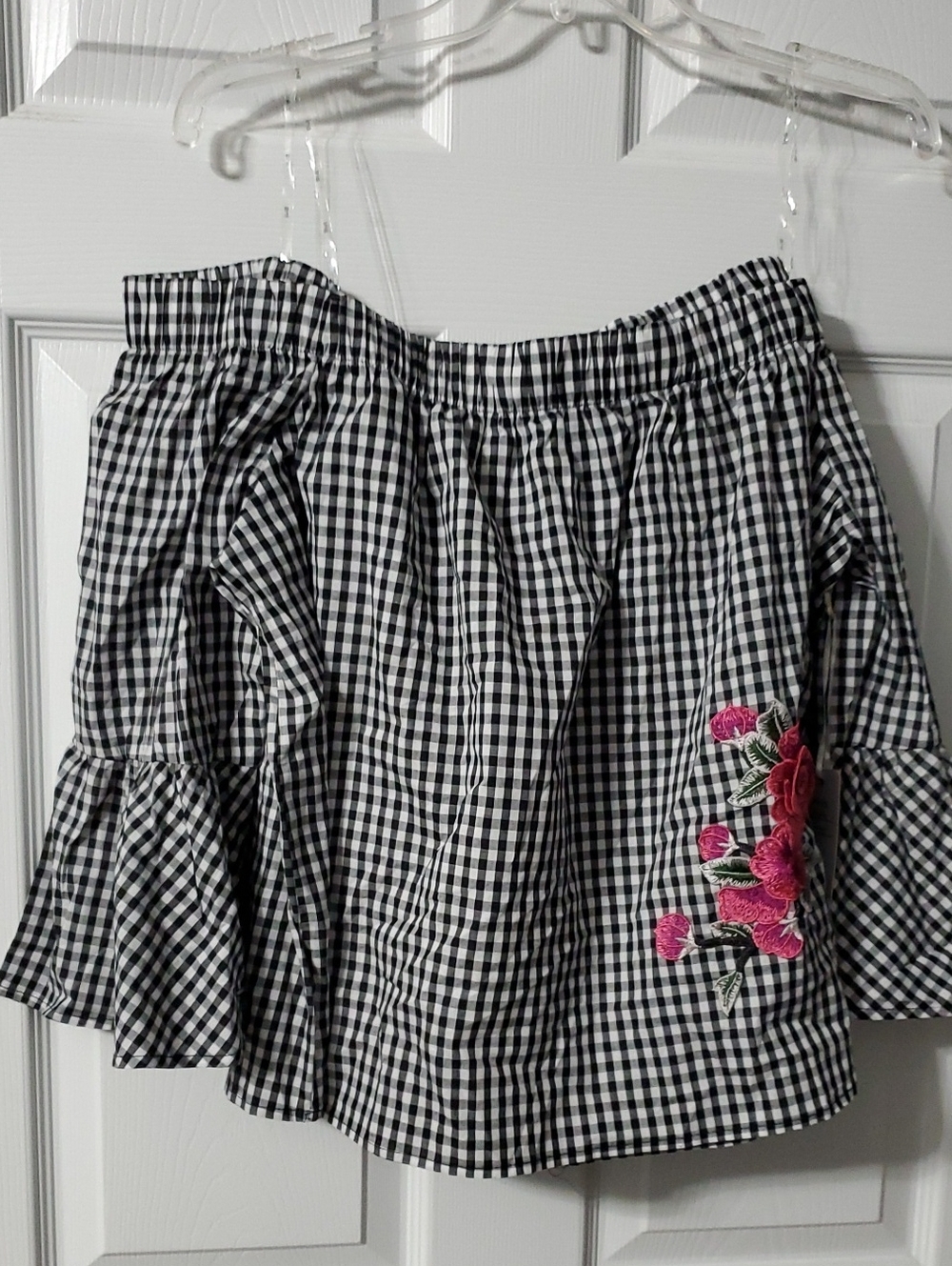 NWT Iris Basic Black & White Gingham Top with Pink Floral Embroidery